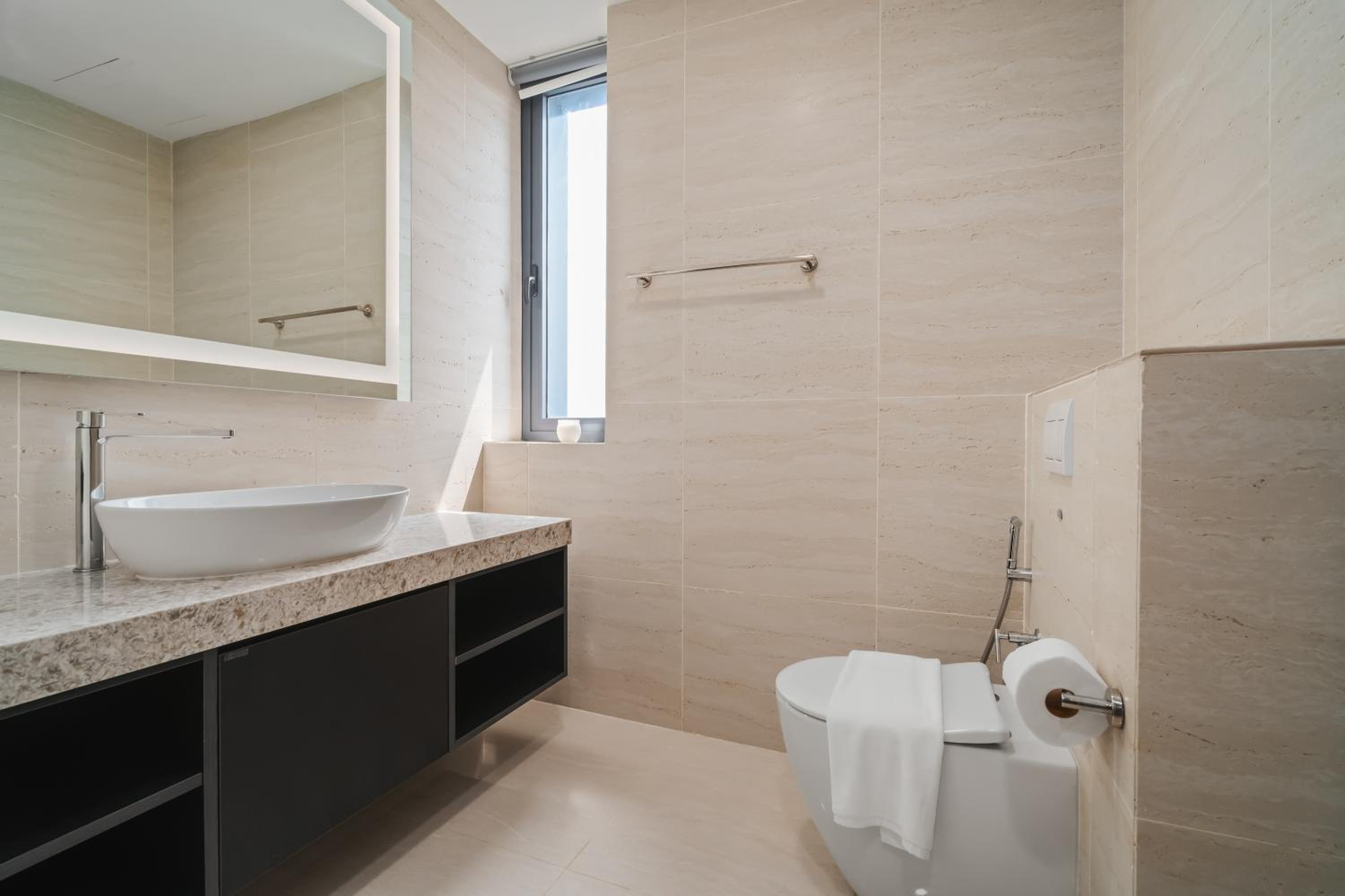 Deluxe 2BR Suite 400m to KLCC and LRT Station