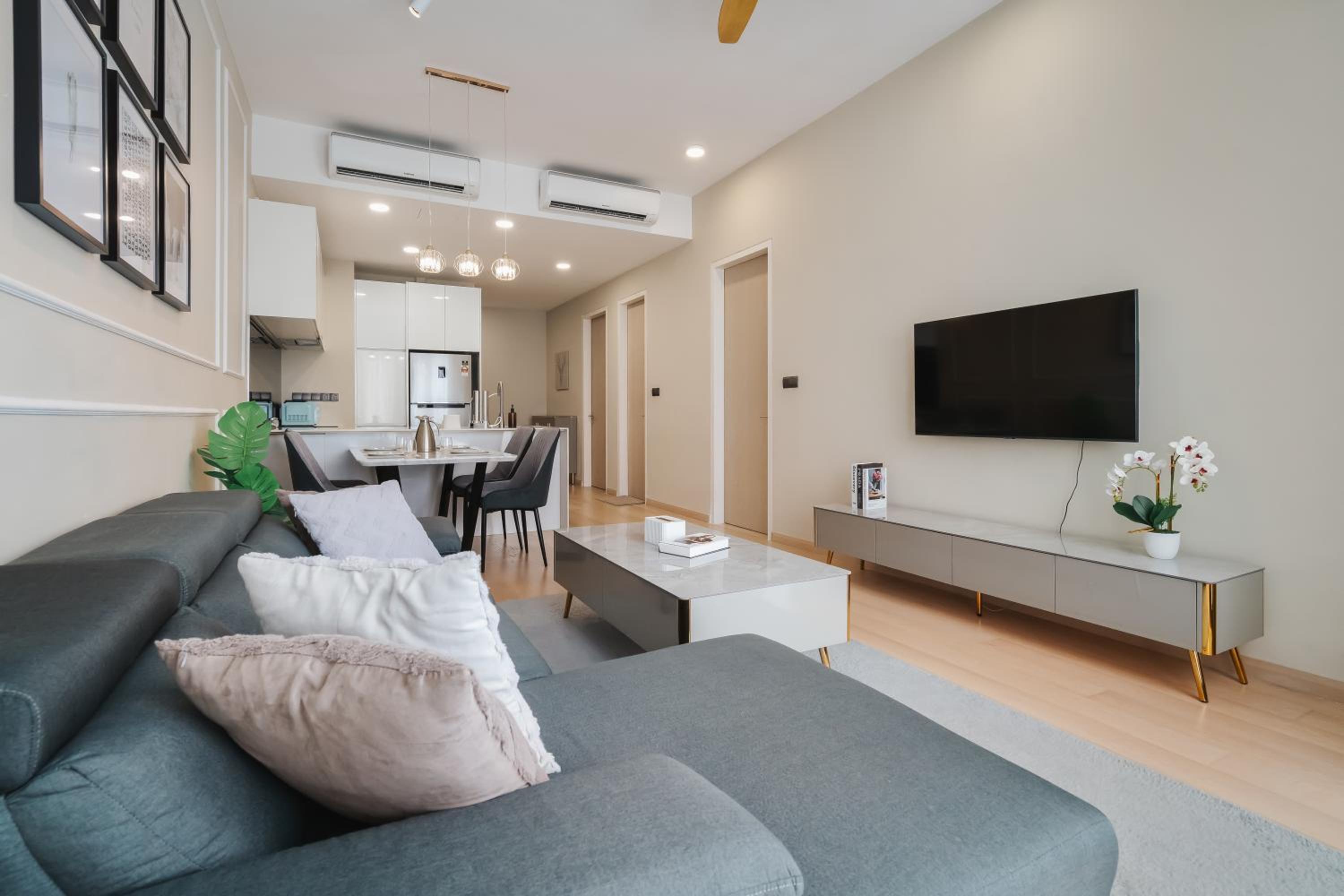 Deluxe 2BR Suite 400m to KLCC and LRT Station