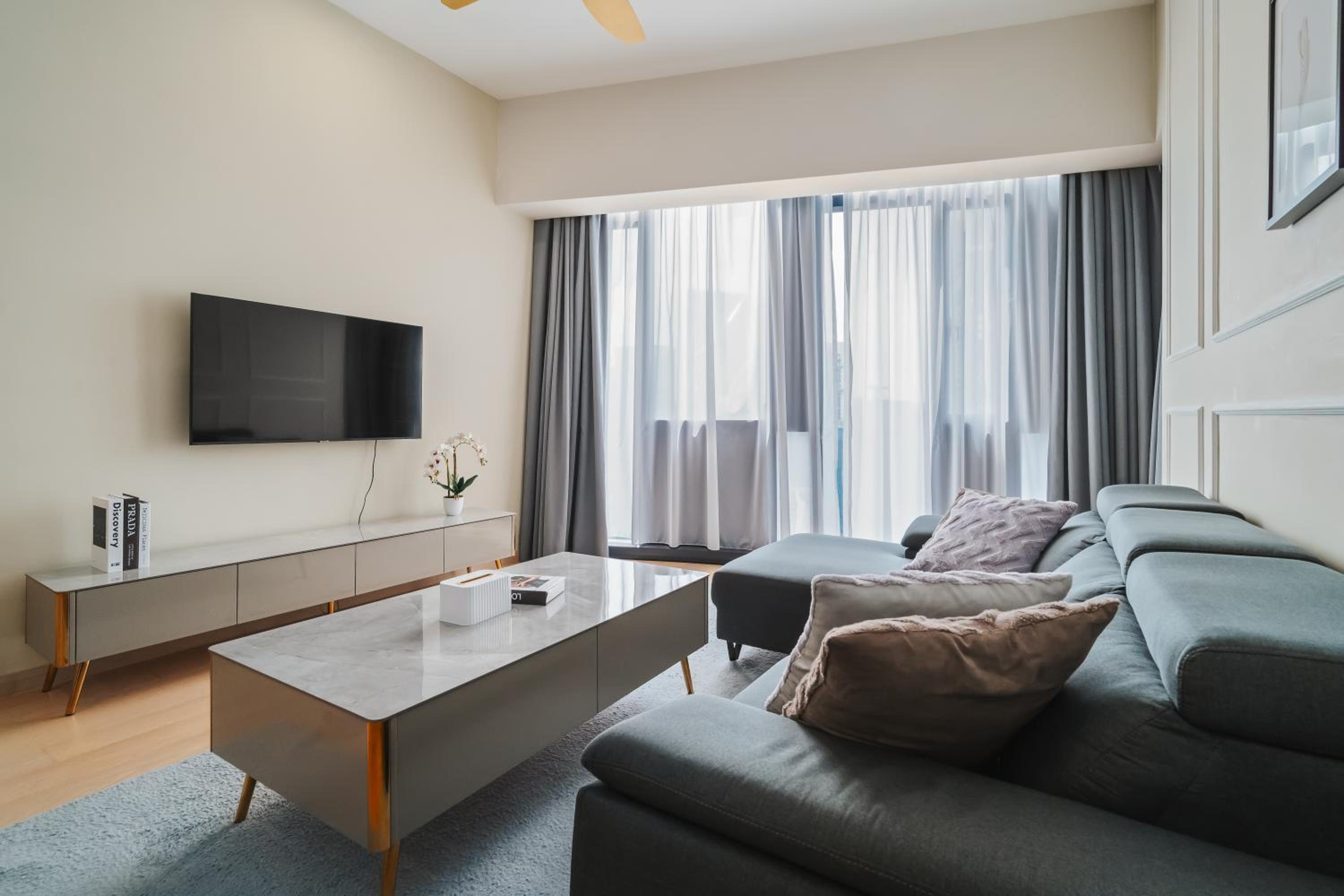 Deluxe 2BR Suite 400m to KLCC and LRT Station