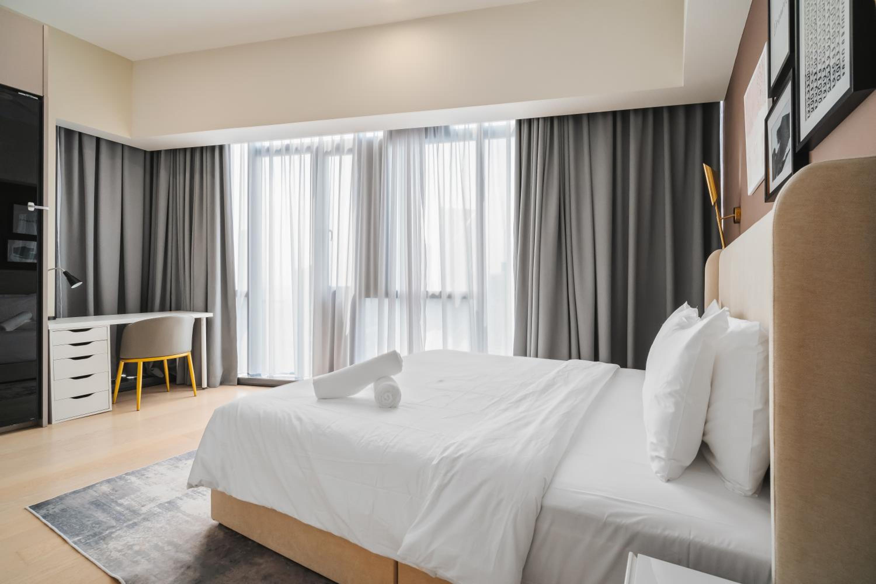 Deluxe 2BR Suite 400m to KLCC and LRT Station