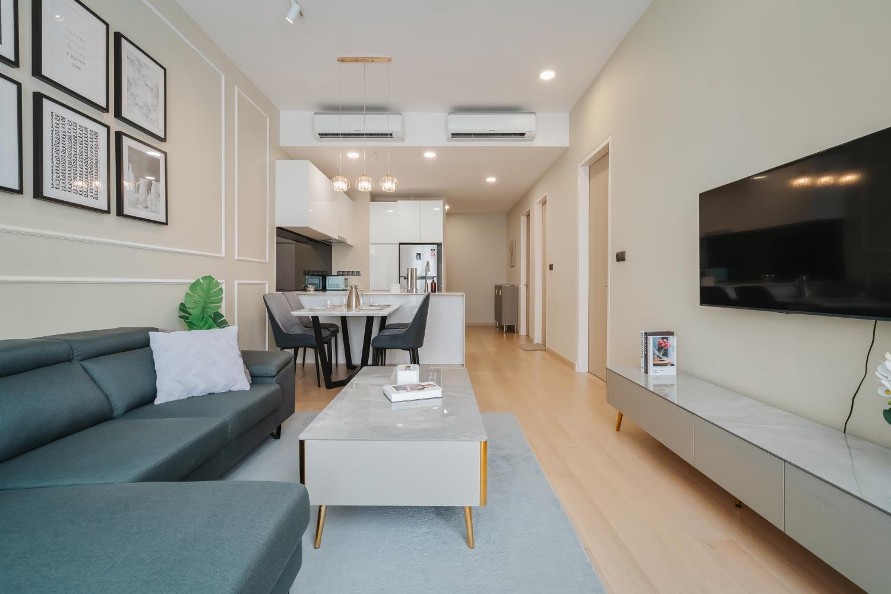 Deluxe 2BR Suite 400m to KLCC and LRT Station