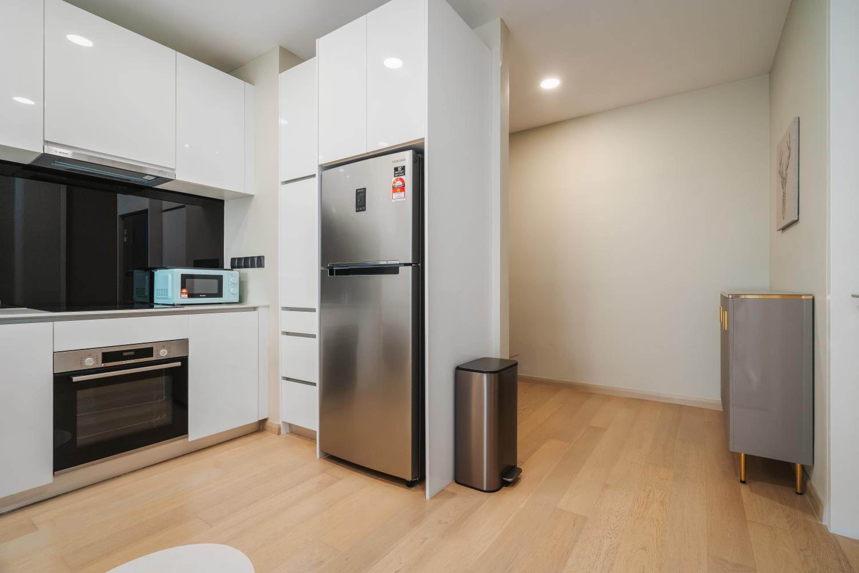 Deluxe 2BR Suite 400m to KLCC and LRT Station