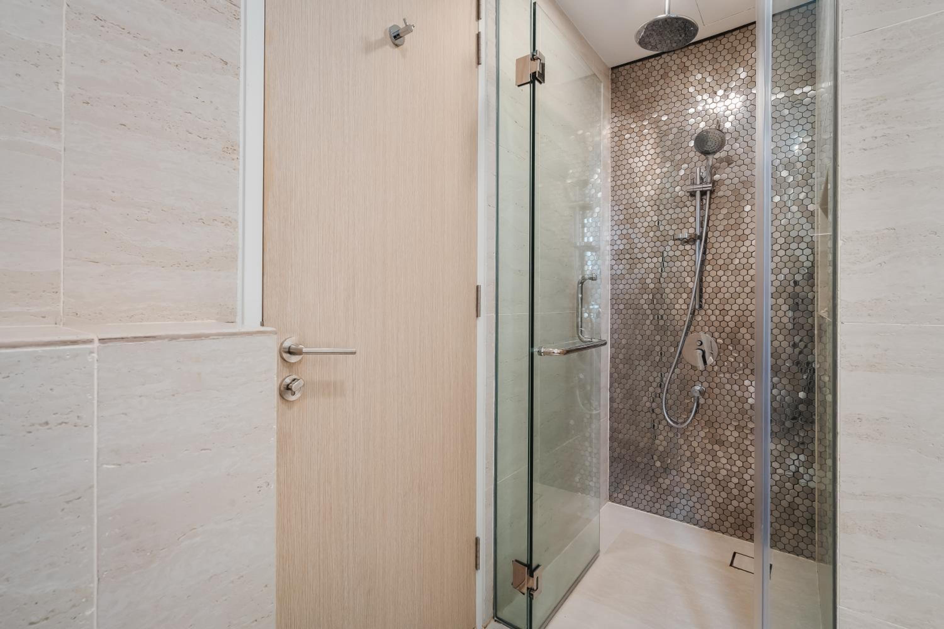 Deluxe 2BR Suite 400m to KLCC and LRT Station