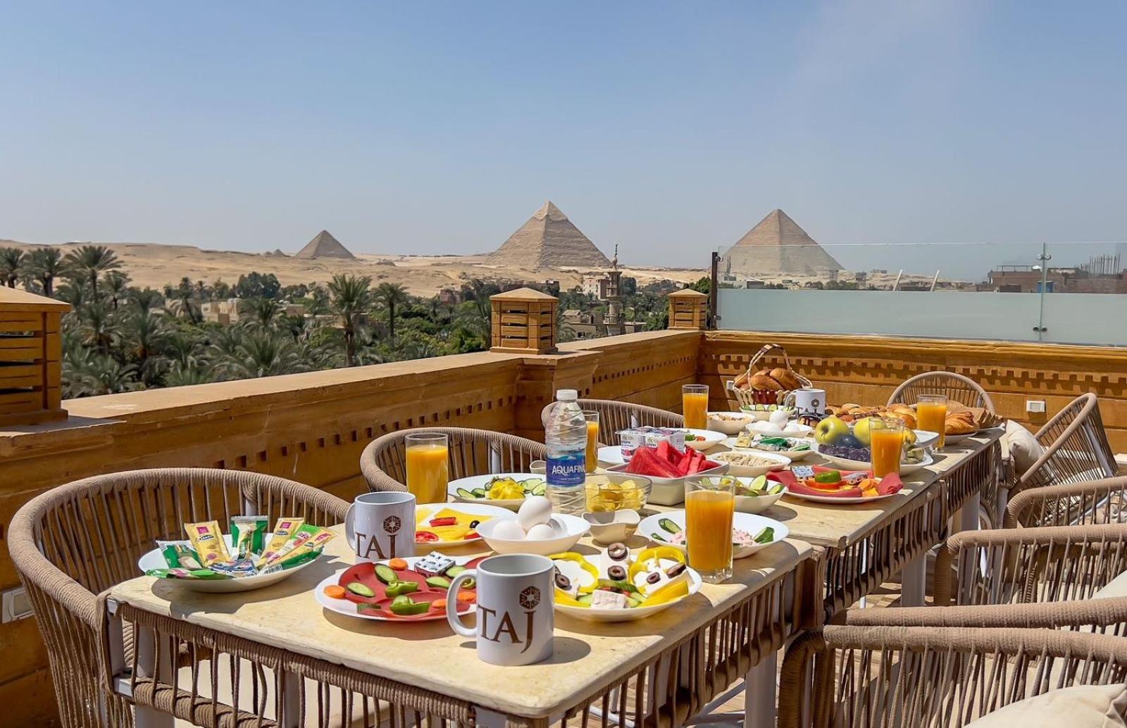 Taj Pyramids inn - Pyramids View Rooftop