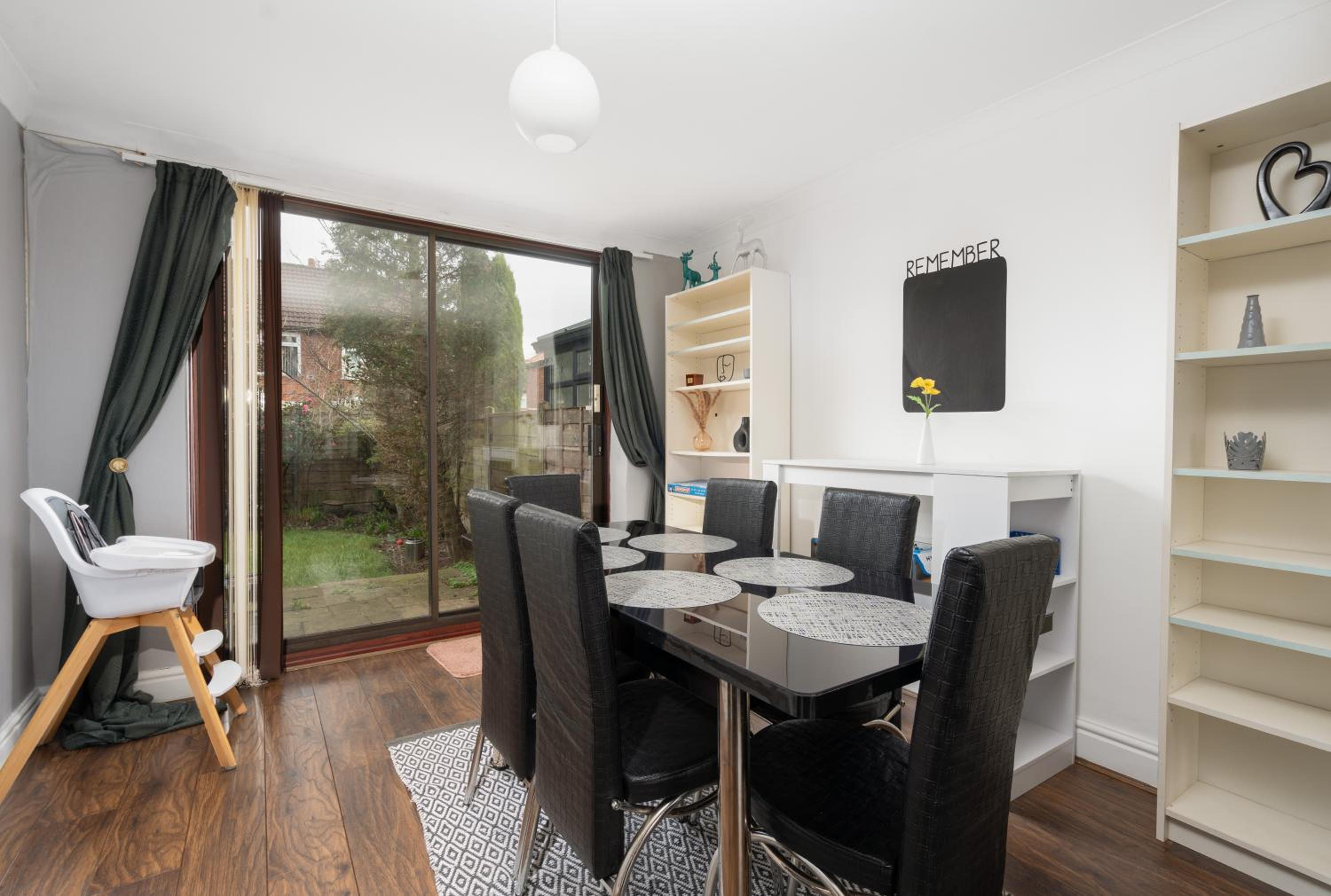 Manchester Business and Leisure Home with Free Parking