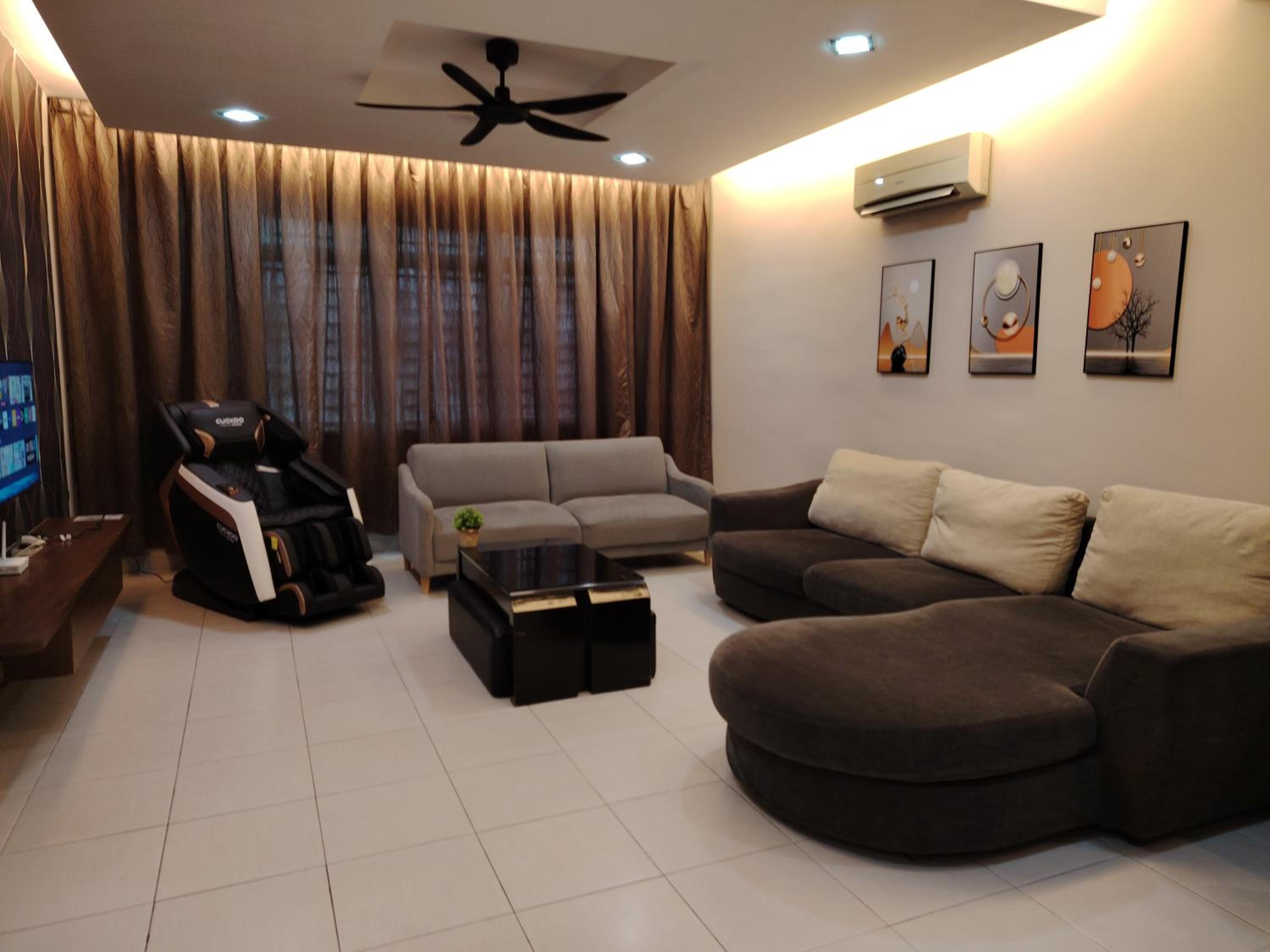 Maison Inn - Affordable Sleeps 6 to 13 near Tebrau AEON & Toppen