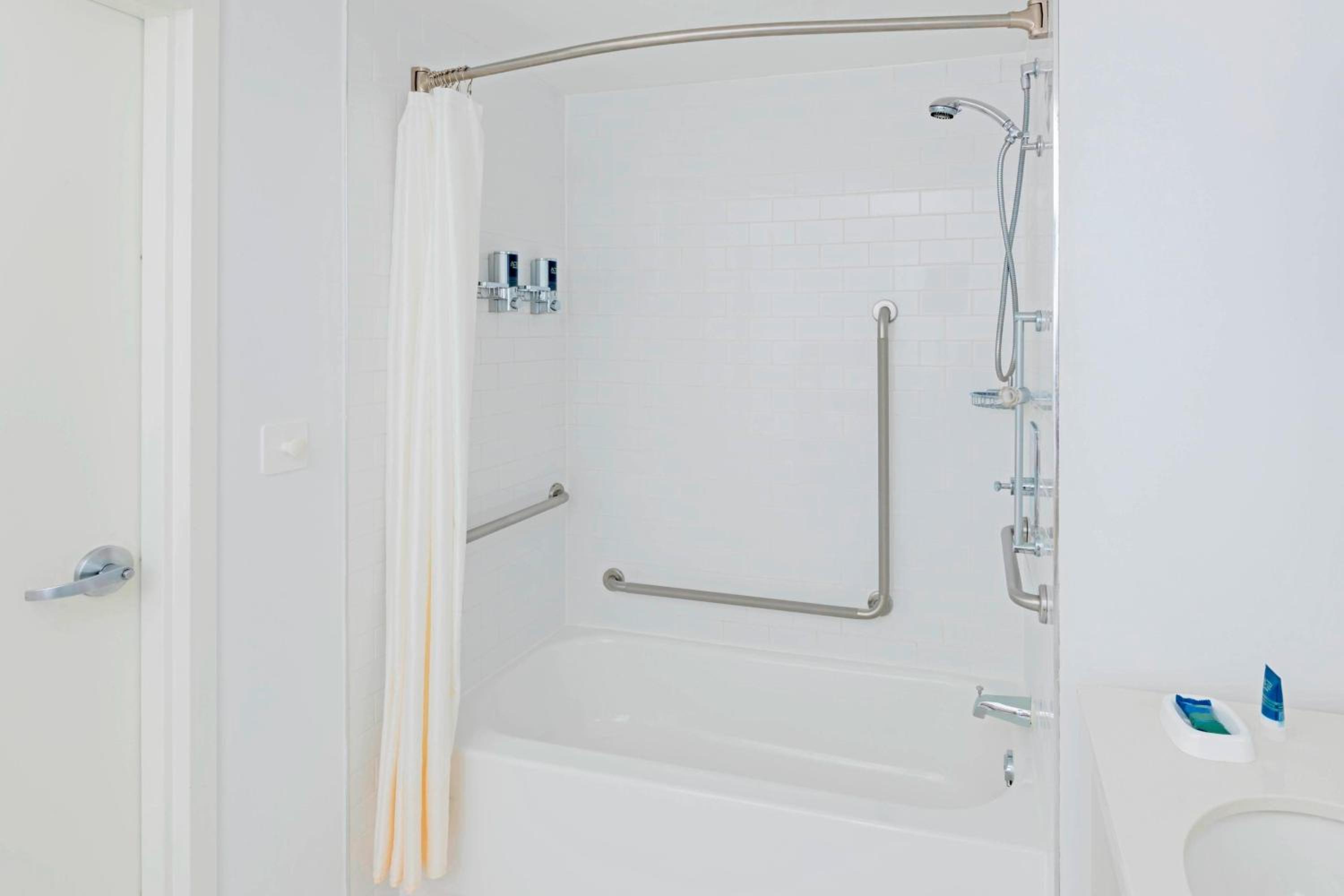 Cambridge Vacations - Four Points by Sheraton Cambridge Kitchener, Ontario - Property Image 7