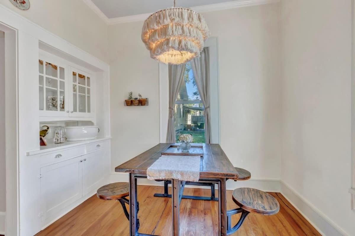 Henrys Haus close to Main St and Pet Friendly