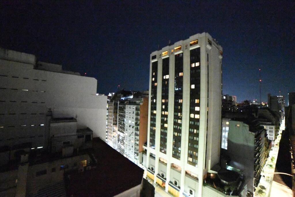 12 Guests 6 apts same building