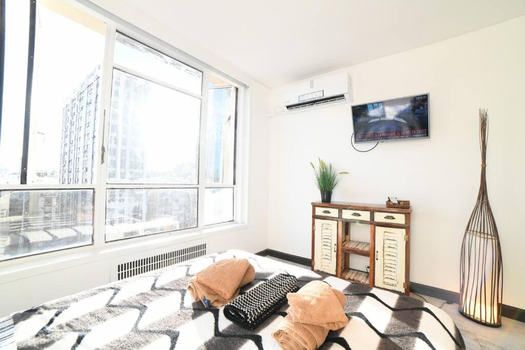 12 Guests 6 apts same building