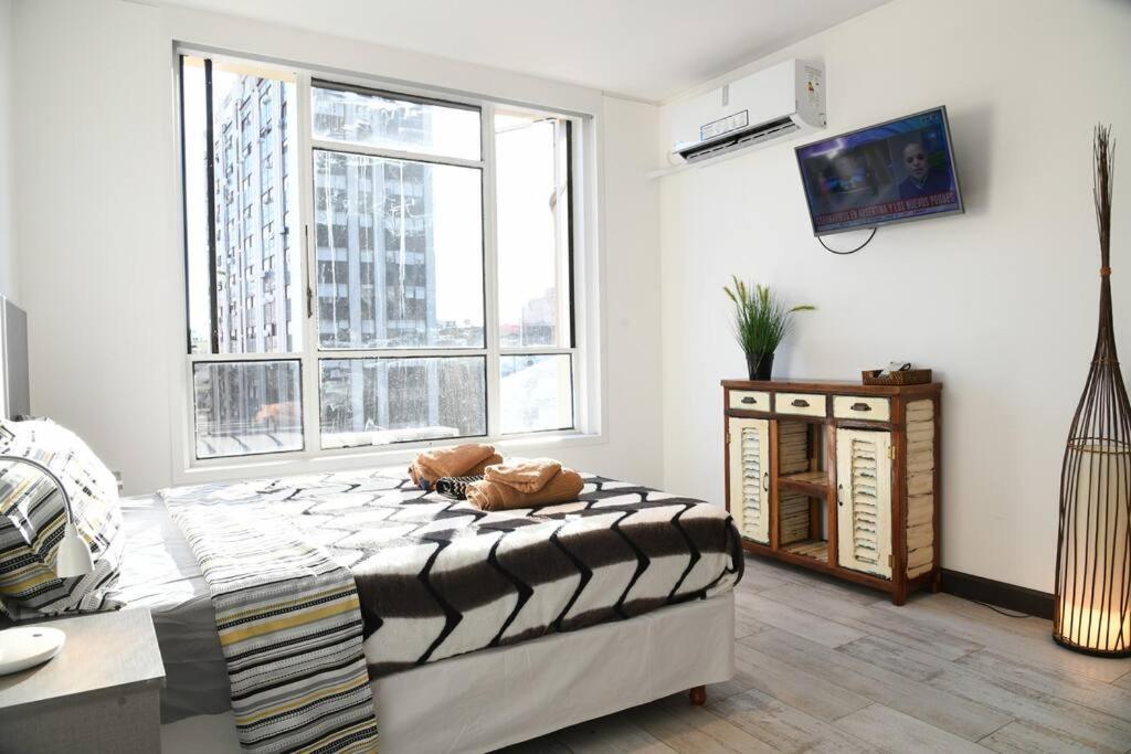 12 Guests 6 apts same building