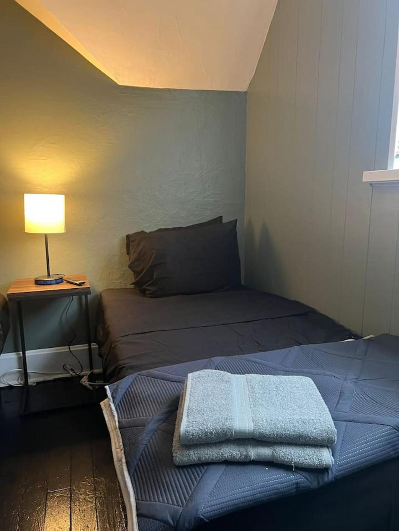 Beautiful Country Home 7 Beds Sleeps 9 view 2