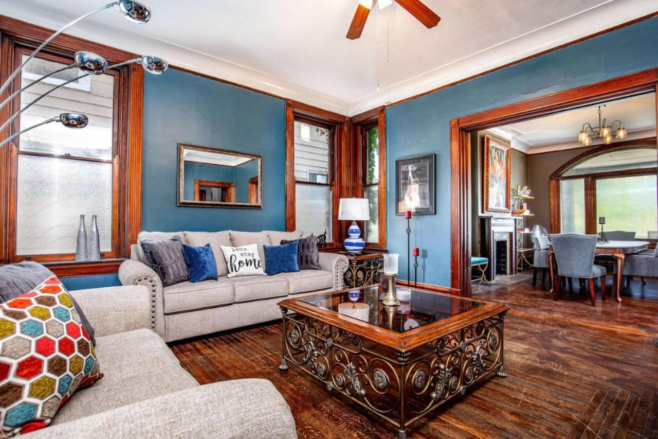 Downtown Mansion with 7 Bedrooms 2.5 Baths Sleeps 20 view 2