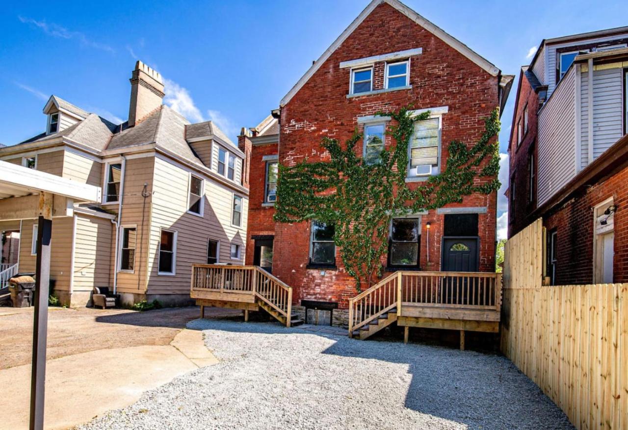 Downtown Mansion with 7 Bedrooms 2.5 Baths Sleeps 20 view 3