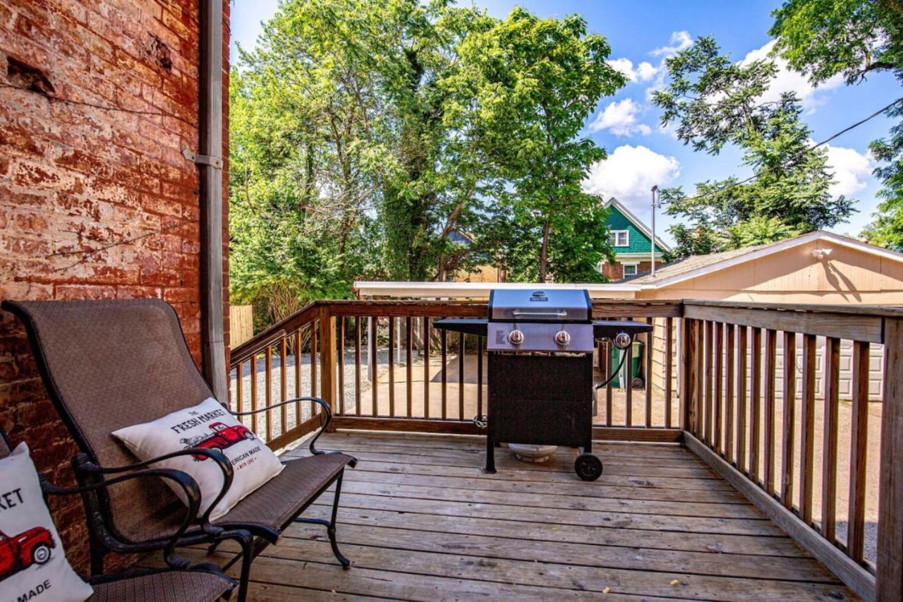 Downtown Mansion with 7 Bedrooms 2.5 Baths Sleeps 20 view 4