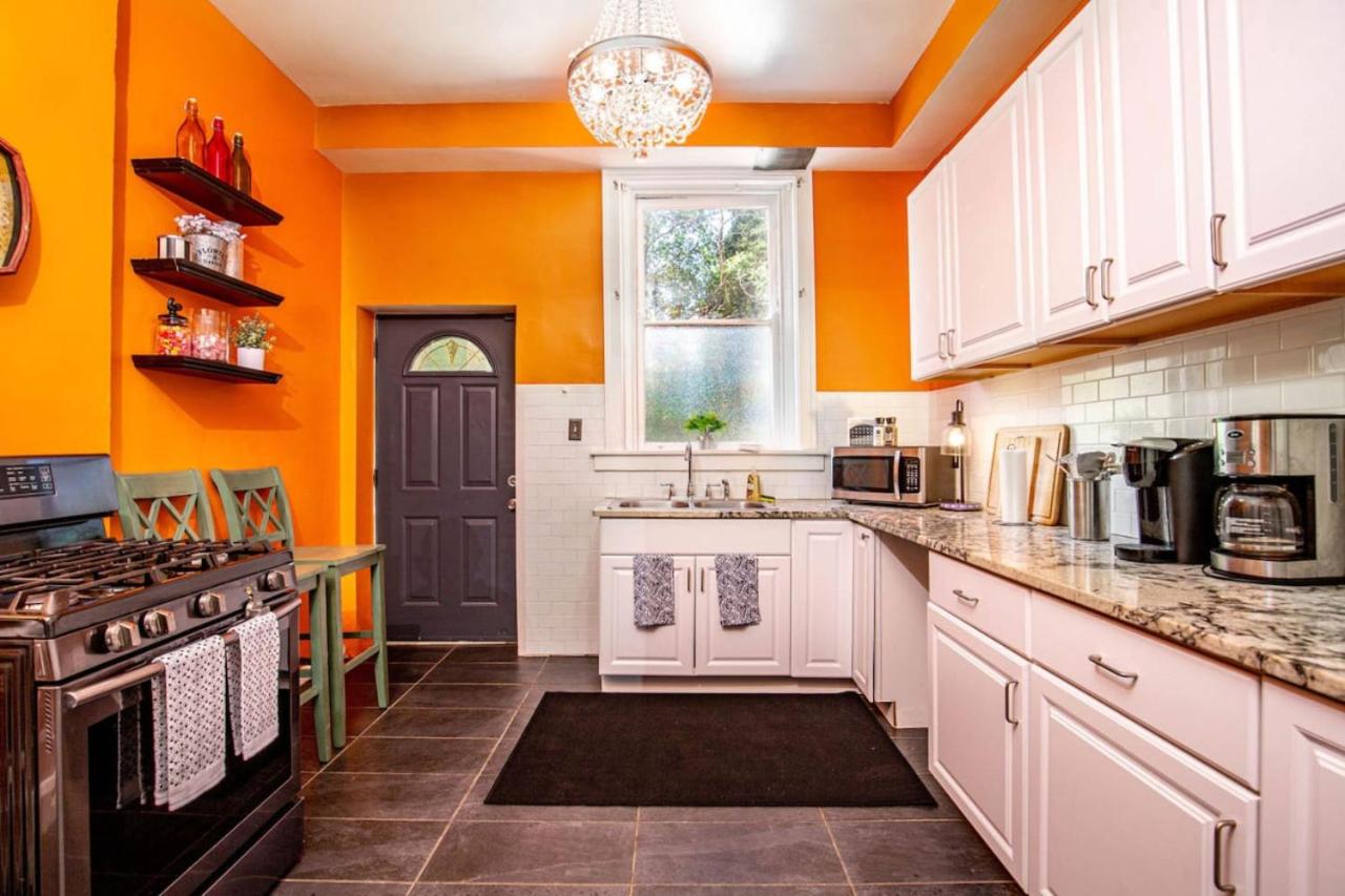 Downtown Mansion with 7 Bedrooms 2.5 Baths Sleeps 20 view 5