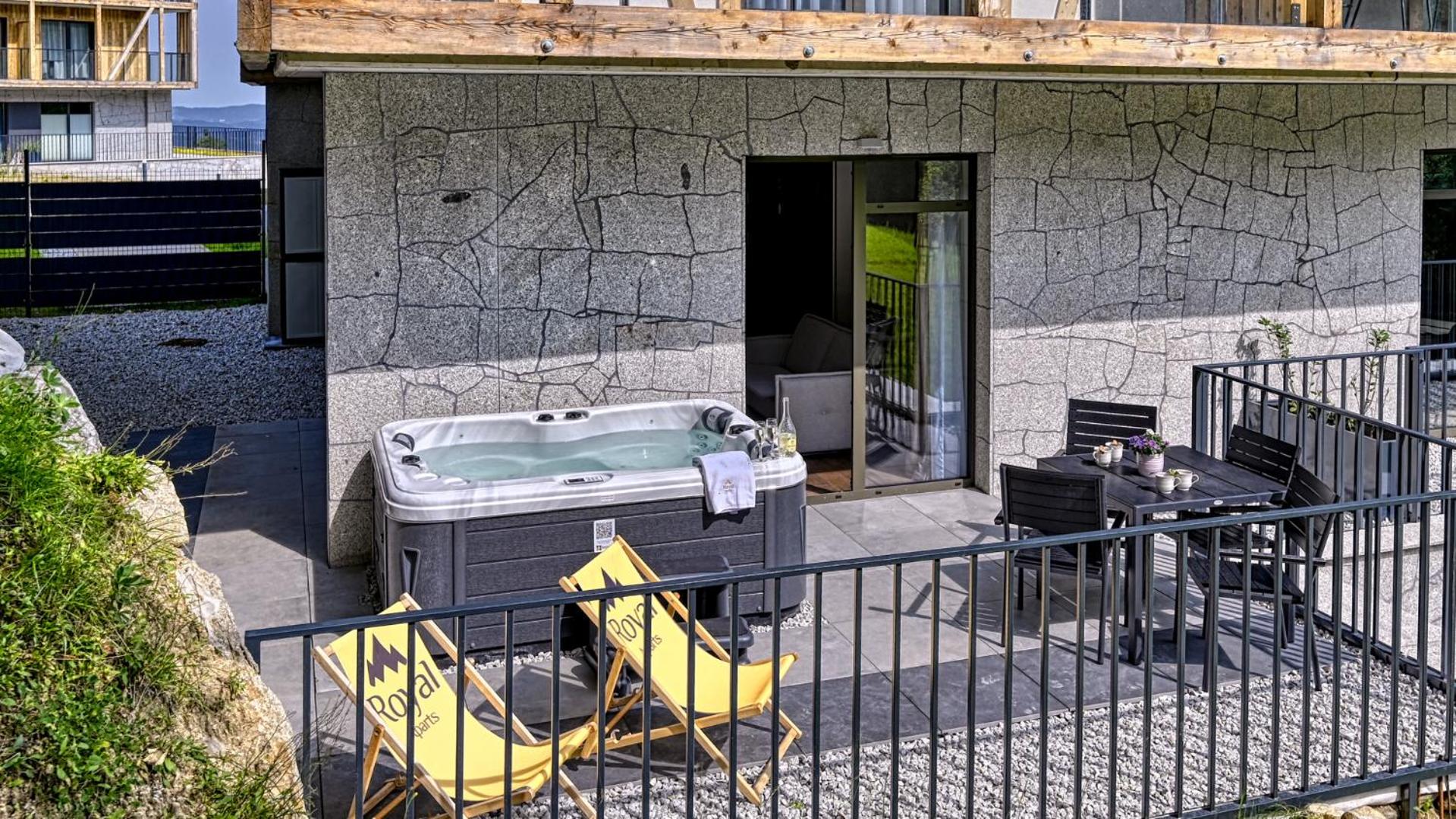 Apartament z prywatnym Jacuzzi Orlik VIP Residence - blisko wyciągu i Wang by Royal Aparts