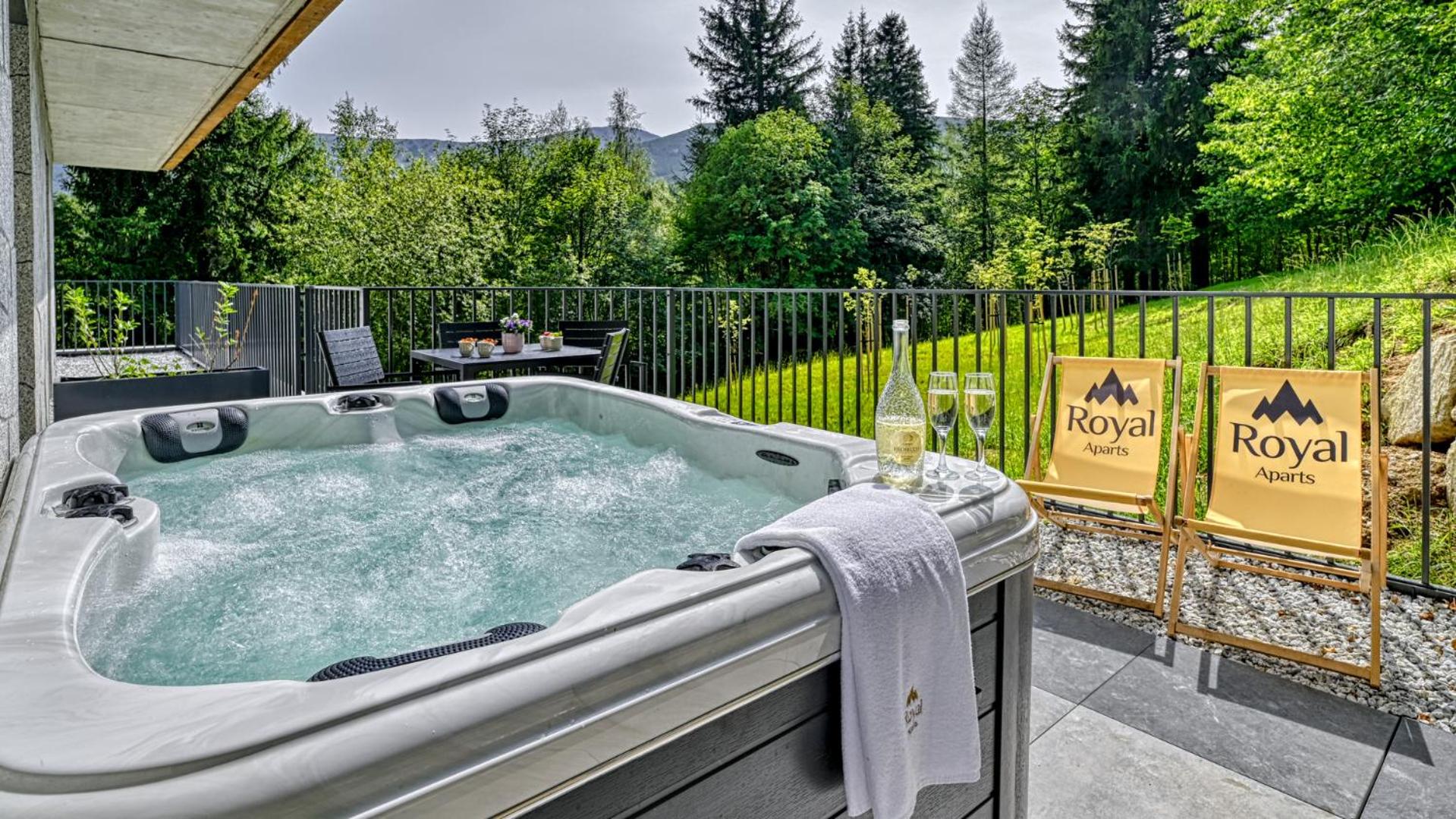 Apartament z prywatnym Jacuzzi Orlik VIP Residence - blisko wyciągu i Wang by Royal Aparts