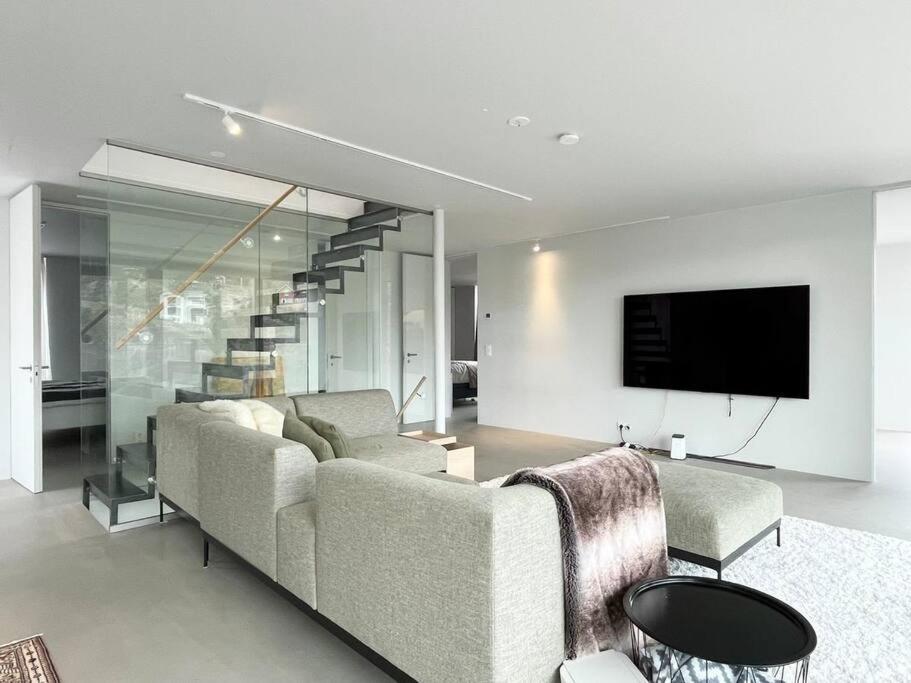 Exklusiv villa med sjöutsikt och egen brygga