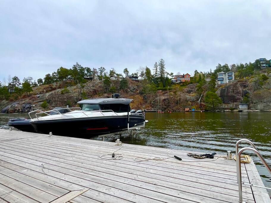 Exklusiv villa med sjöutsikt och egen brygga