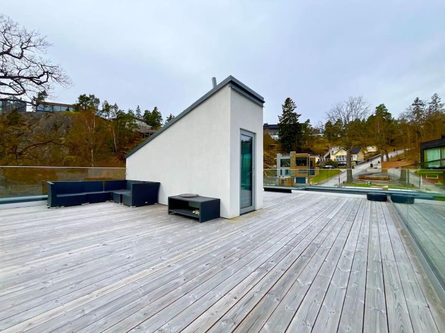 Exklusiv villa med sjöutsikt och egen brygga