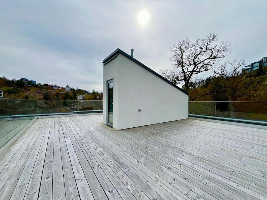 Exklusiv villa med sjöutsikt och egen brygga