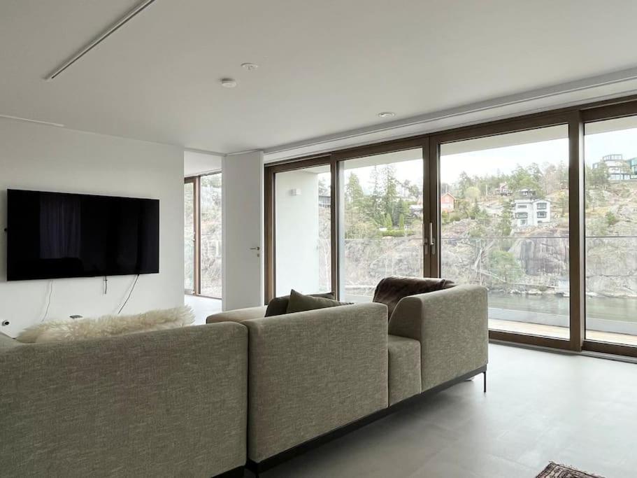 Exklusiv villa med sjöutsikt och egen brygga