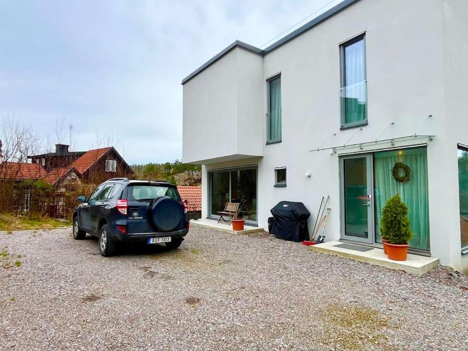 Exklusiv villa med sjöutsikt och egen brygga