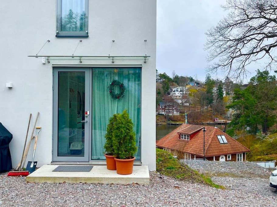Exklusiv villa med sjöutsikt och egen brygga