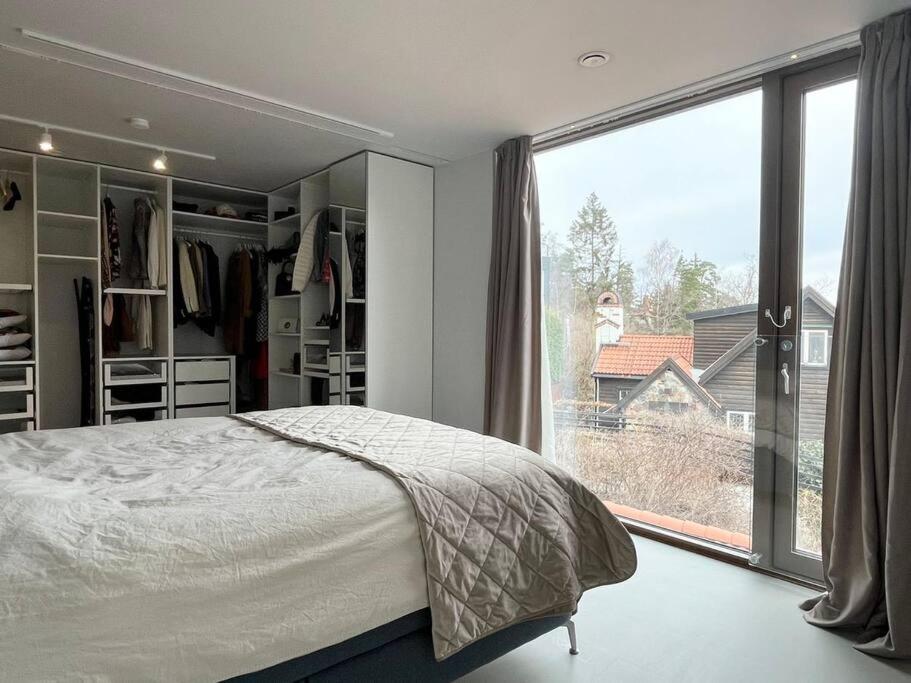 Exklusiv villa med sjöutsikt och egen brygga
