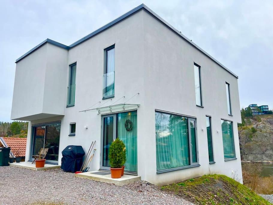 Exklusiv villa med sjöutsikt och egen brygga