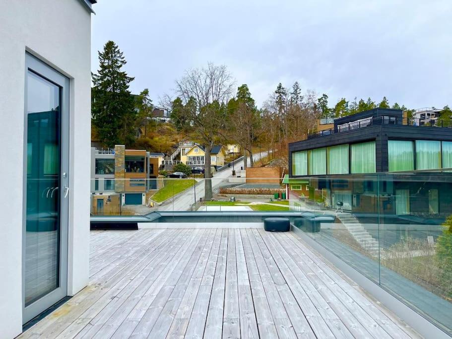 Exklusiv villa med sjöutsikt och egen brygga