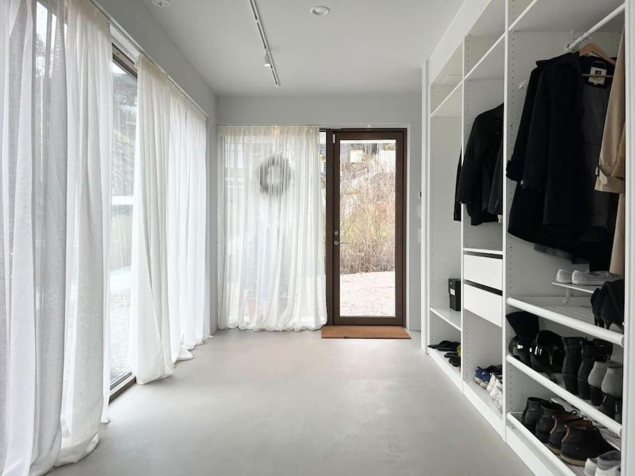 Exklusiv villa med sjöutsikt och egen brygga