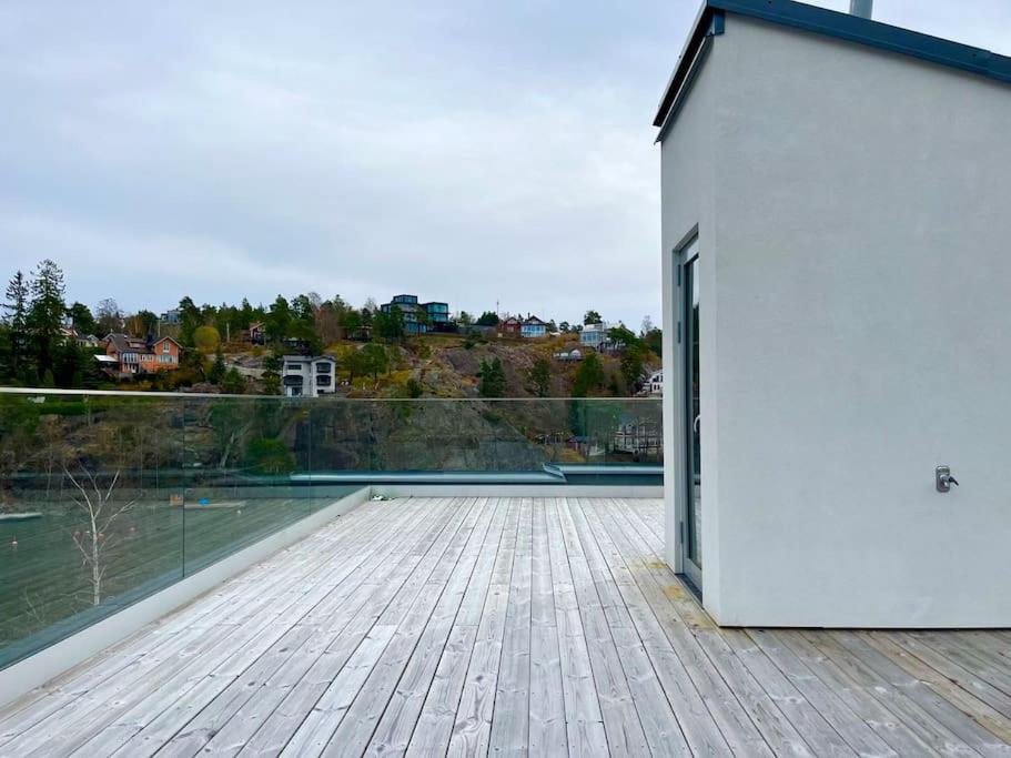 Exklusiv villa med sjöutsikt och egen brygga