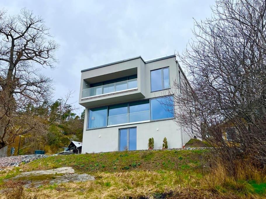 Exklusiv villa med sjöutsikt och egen brygga