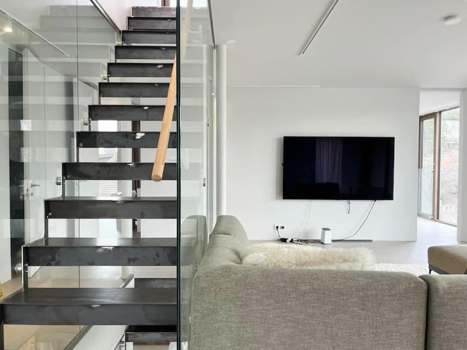 Exklusiv villa med sjöutsikt och egen brygga
