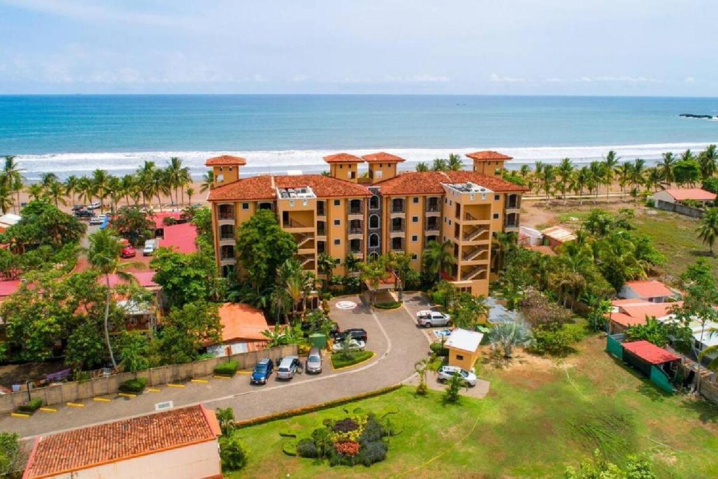 Apartamento de Lujo en Playa Jacó, Frente al Mar, Wifi, AC, Parqueo Privado y Piscinas
