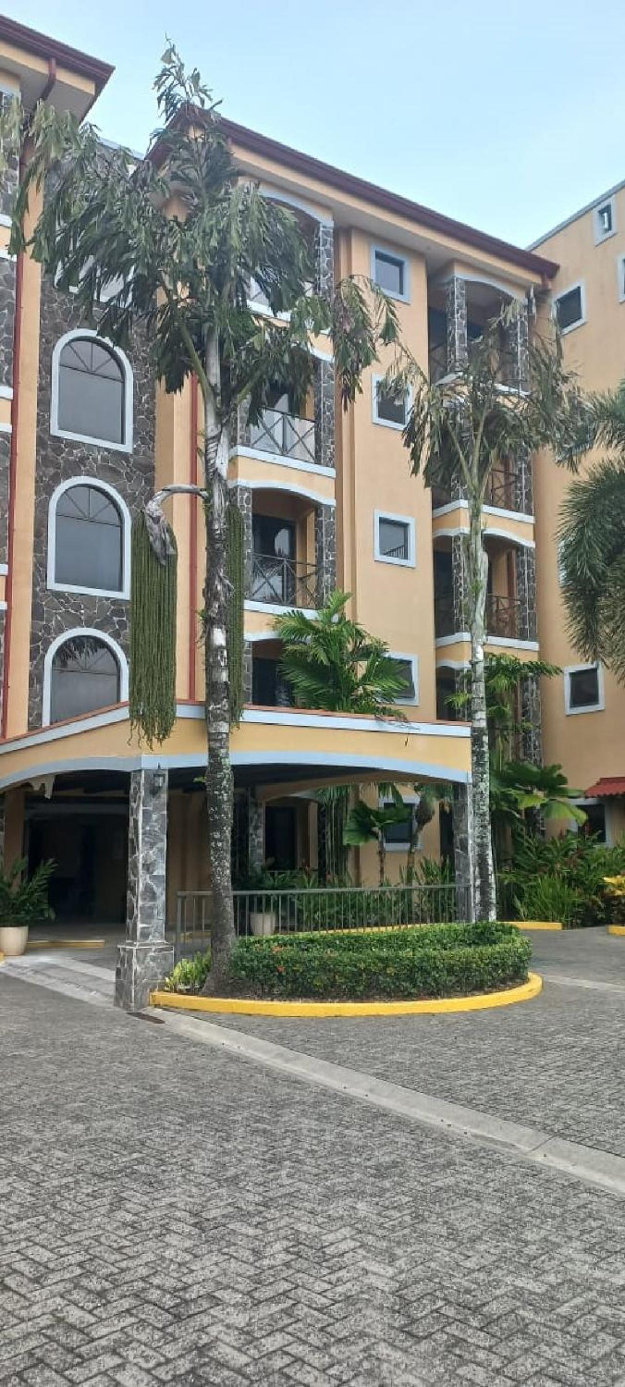Apartamento de Lujo en Playa Jacó, Frente al Mar, Wifi, AC, Parqueo Privado y Piscinas