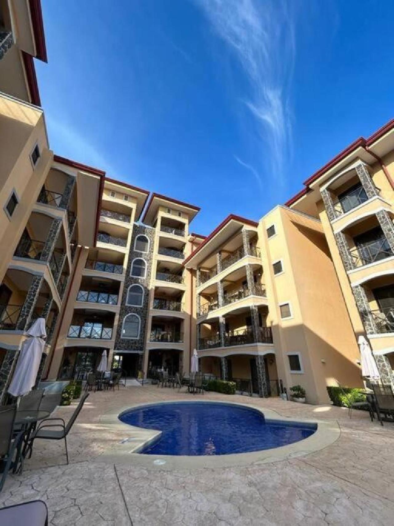 Apartamento de Lujo en Playa Jacó, Frente al Mar, Wifi, AC, Parqueo Privado y Piscinas