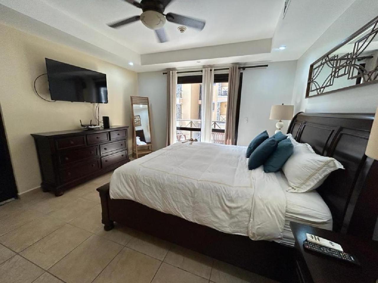 Apartamento de Lujo en Playa Jacó, Frente al Mar, Wifi, AC, Parqueo Privado y Piscinas