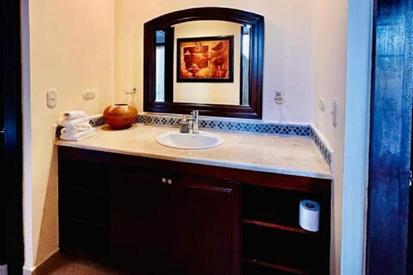 Apartamento de Lujo en Playa Jacó, Frente al Mar, Wifi, AC, Parqueo Privado y Piscinas
