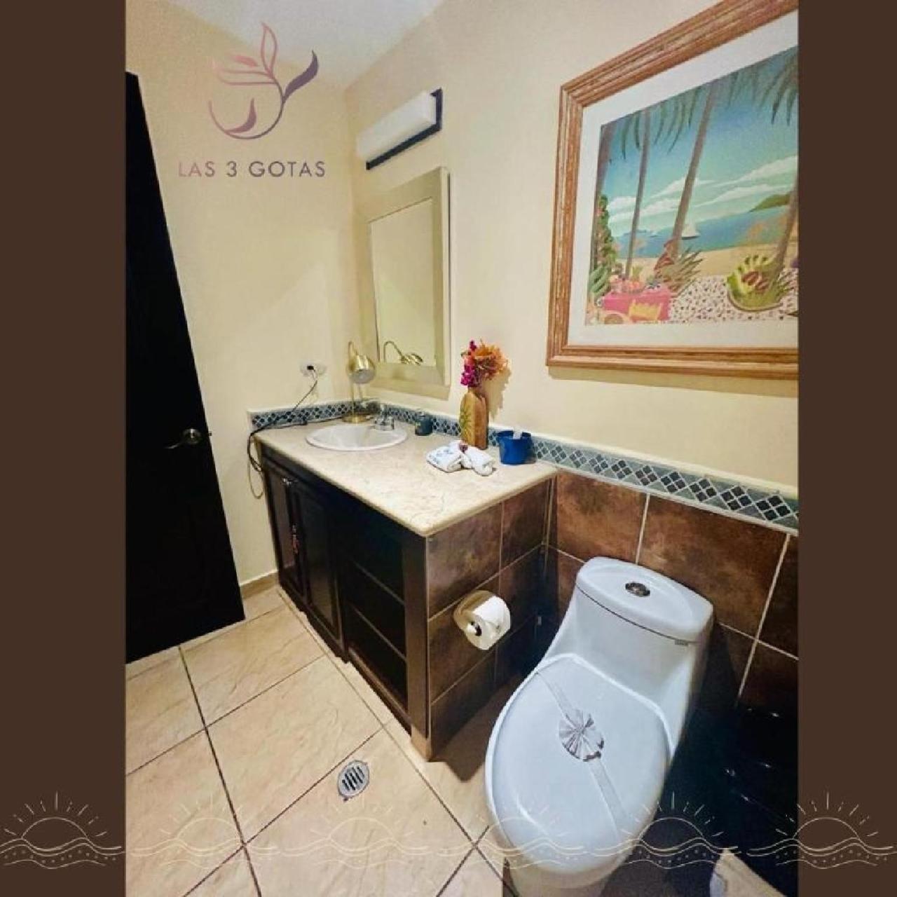 Apartamento de Lujo en Playa Jacó, Frente al Mar, Wifi, AC, Parqueo Privado y Piscinas