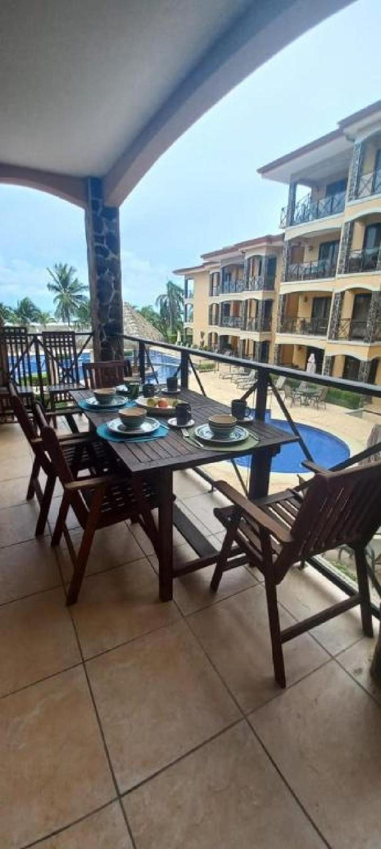 Apartamento de Lujo en Playa Jacó, Frente al Mar, Wifi, AC, Parqueo Privado y Piscinas