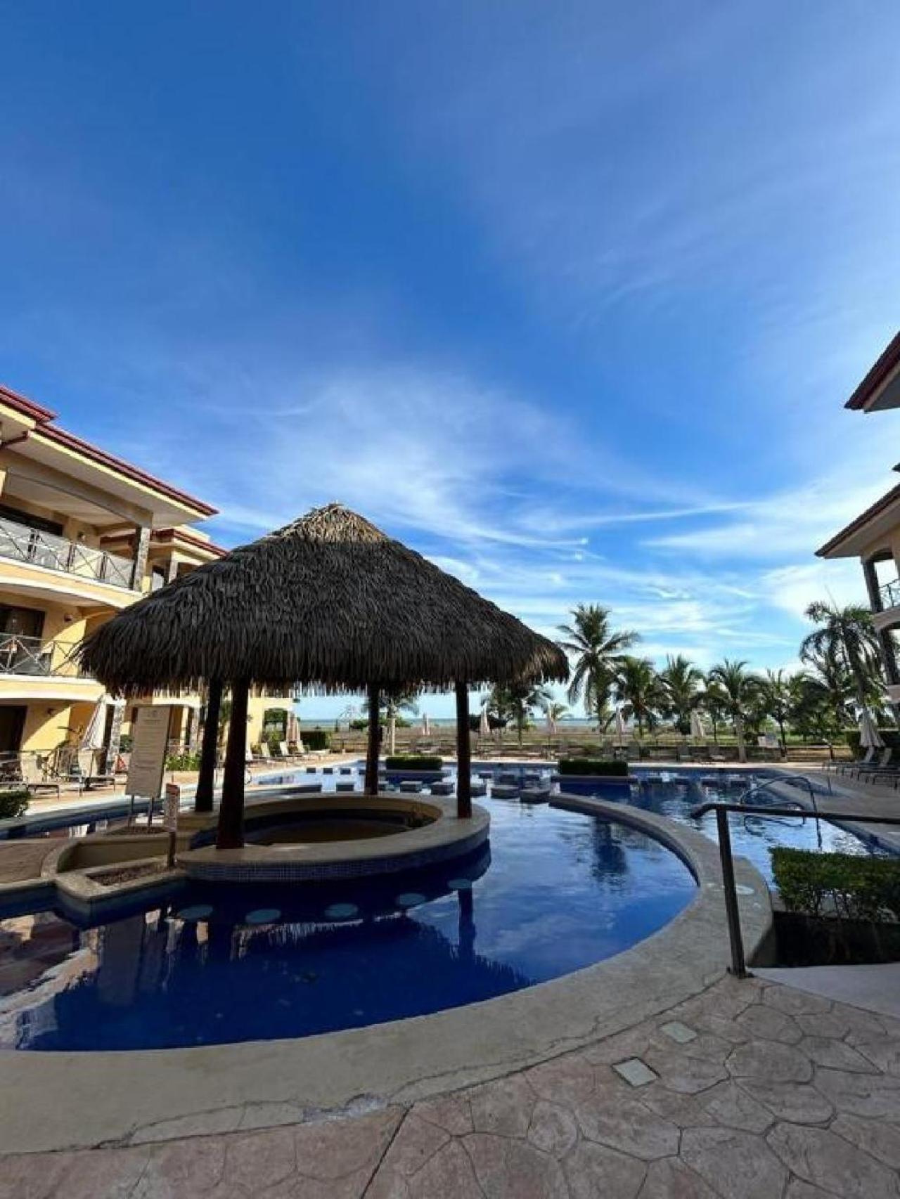 Apartamento de Lujo en Playa Jacó, Frente al Mar, Wifi, AC, Parqueo Privado y Piscinas