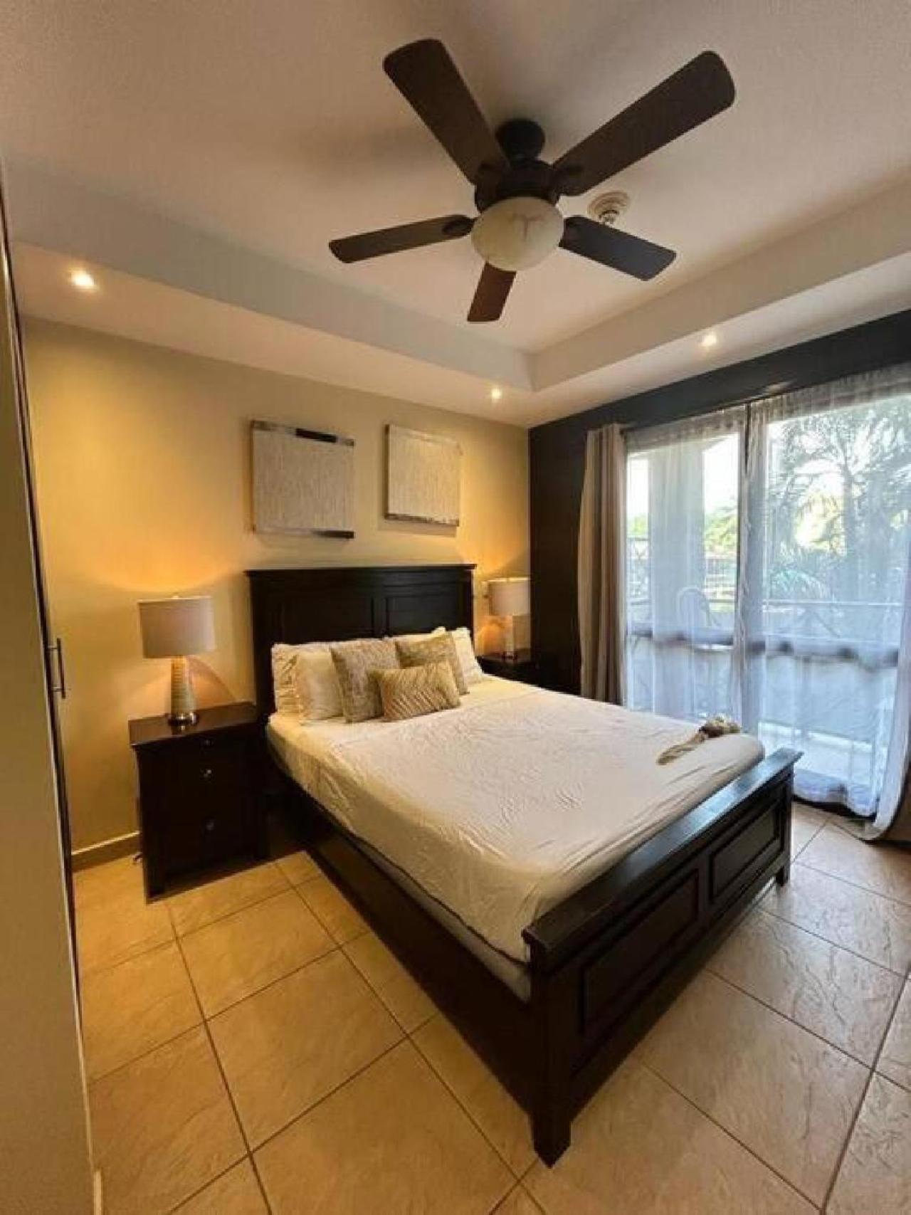 Apartamento de Lujo en Playa Jacó, Frente al Mar, Wifi, AC, Parqueo Privado y Piscinas
