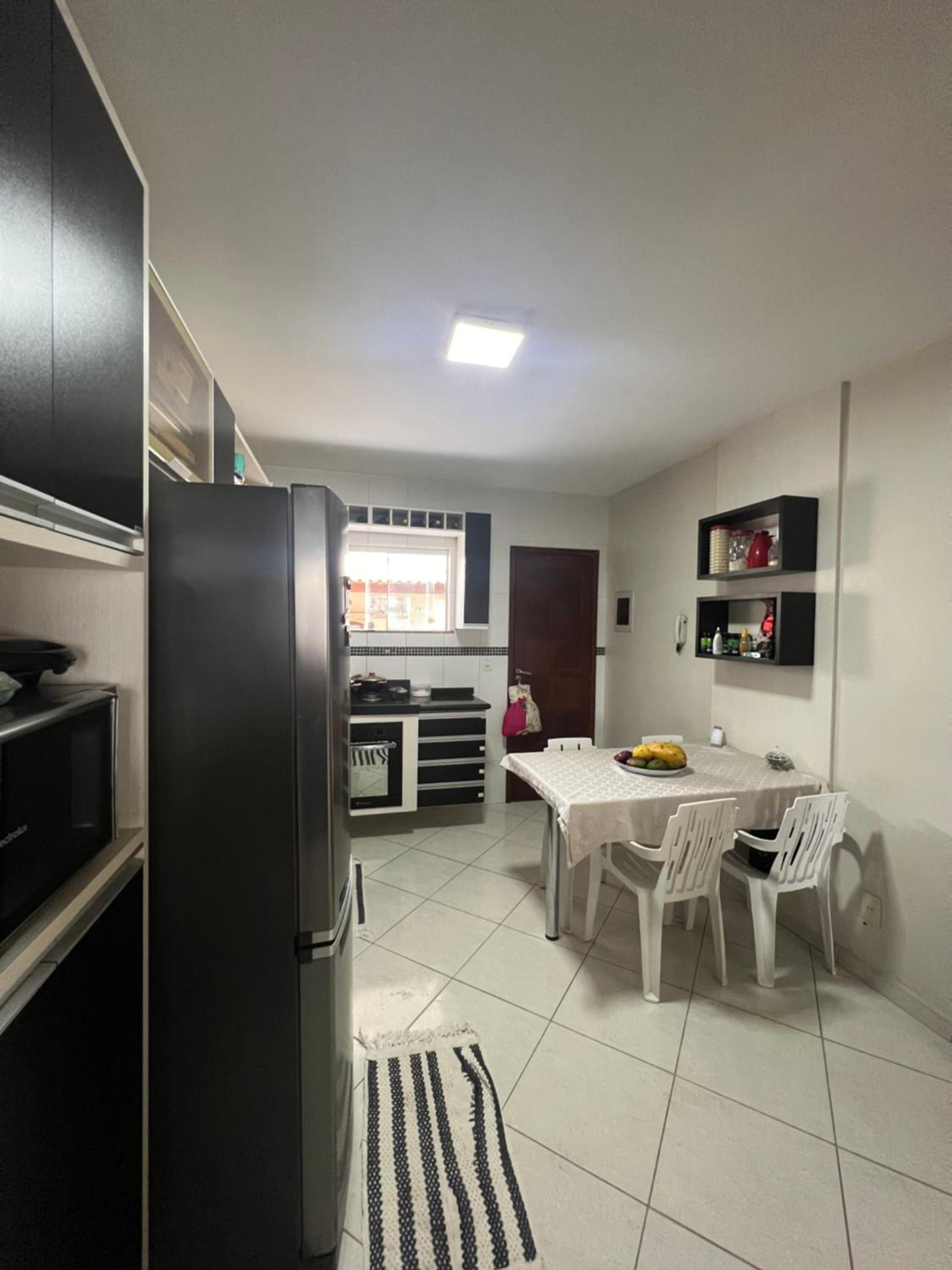 Casa com piscina, churrasqueira e ar condicionado em condomínio