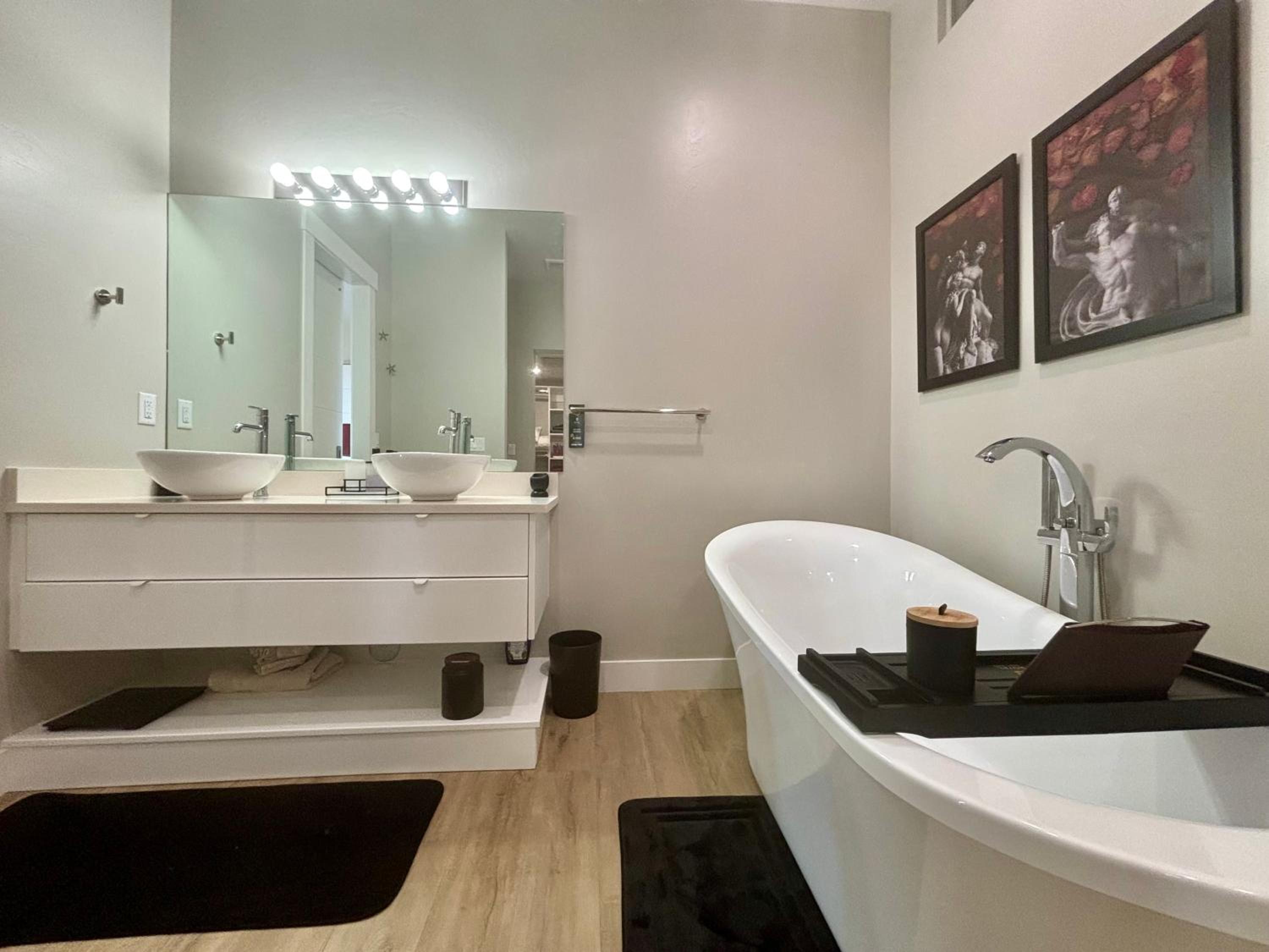 Page Vacations - Page Arizona border town- Crimson Suite, Desert Canyon Getaway with views - Property Image 3