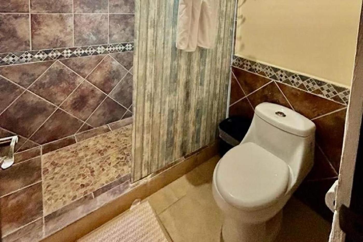 Apartamento de Lujo en Playa Jacó, Frente al Mar, Wifi, AC, Parqueo Privado y Piscinas