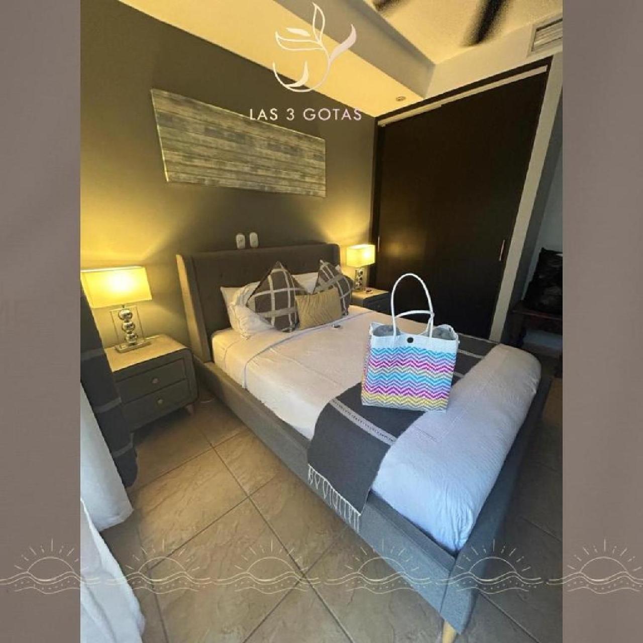Apartamento de Lujo en Playa Jacó, Frente al Mar, Wifi, AC, Parqueo Privado y Piscinas