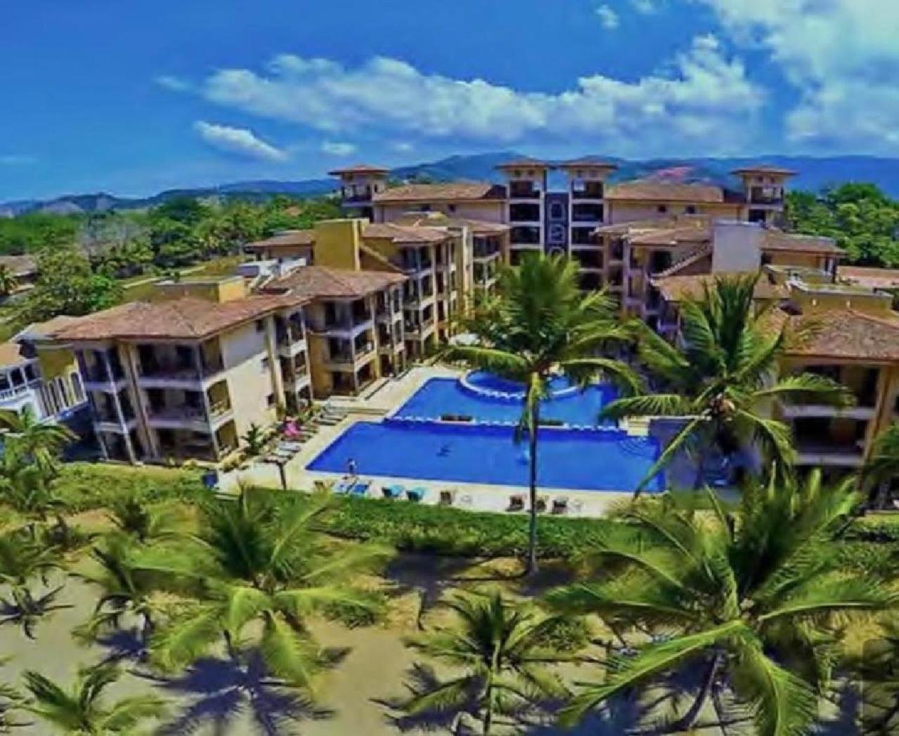 Apartamento de Lujo en Playa Jacó, Frente al Mar, Wifi, AC, Parqueo Privado y Piscinas
